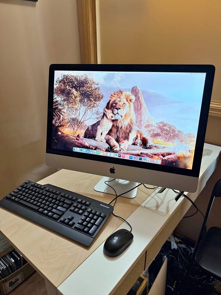 Apple iMac Retina 2017 on a desk with keyboard and mouse